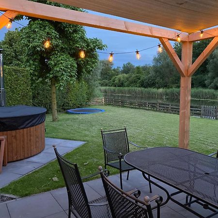 Villa Riverside Met Hottub, Eigen Aanlegsteiger, Zwemtrap, Trampoline En Kano'S Zeewolde Eksteriør billede