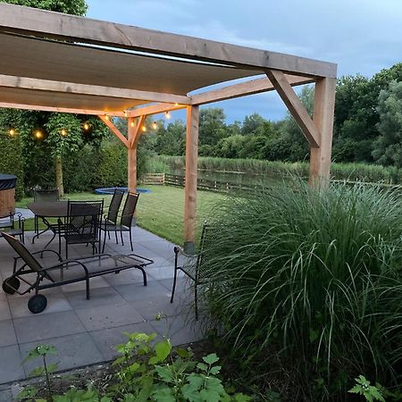 Villa Riverside Met Hottub, Eigen Aanlegsteiger, Zwemtrap, Trampoline En Kano'S Zeewolde Eksteriør billede