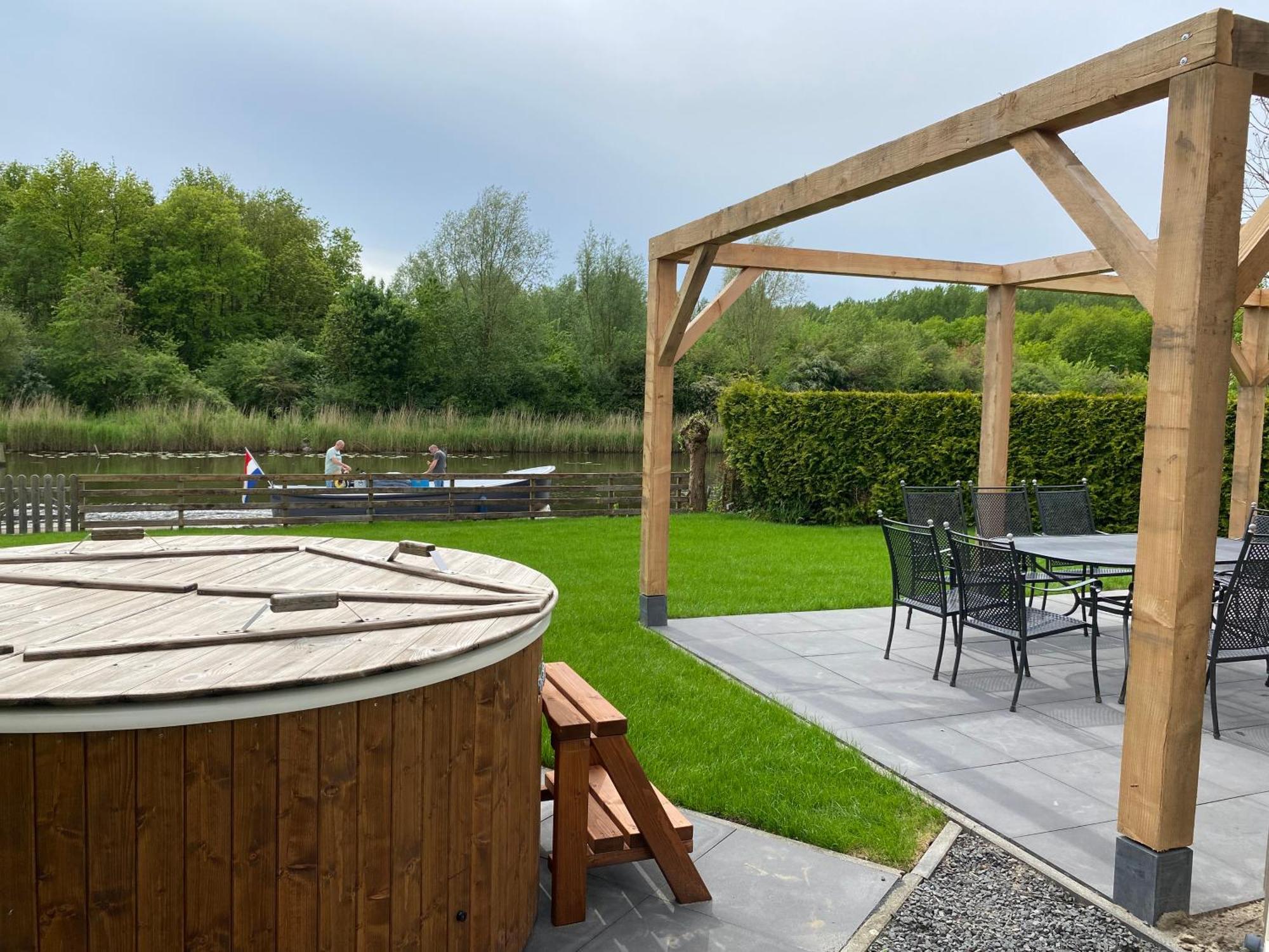 Villa Riverside Met Hottub, Eigen Aanlegsteiger, Zwemtrap, Trampoline En Kano'S Zeewolde Eksteriør billede