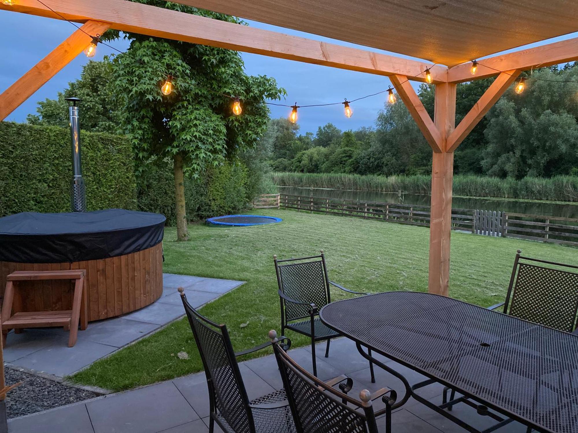 Villa Riverside Met Hottub, Eigen Aanlegsteiger, Zwemtrap, Trampoline En Kano'S Zeewolde Eksteriør billede