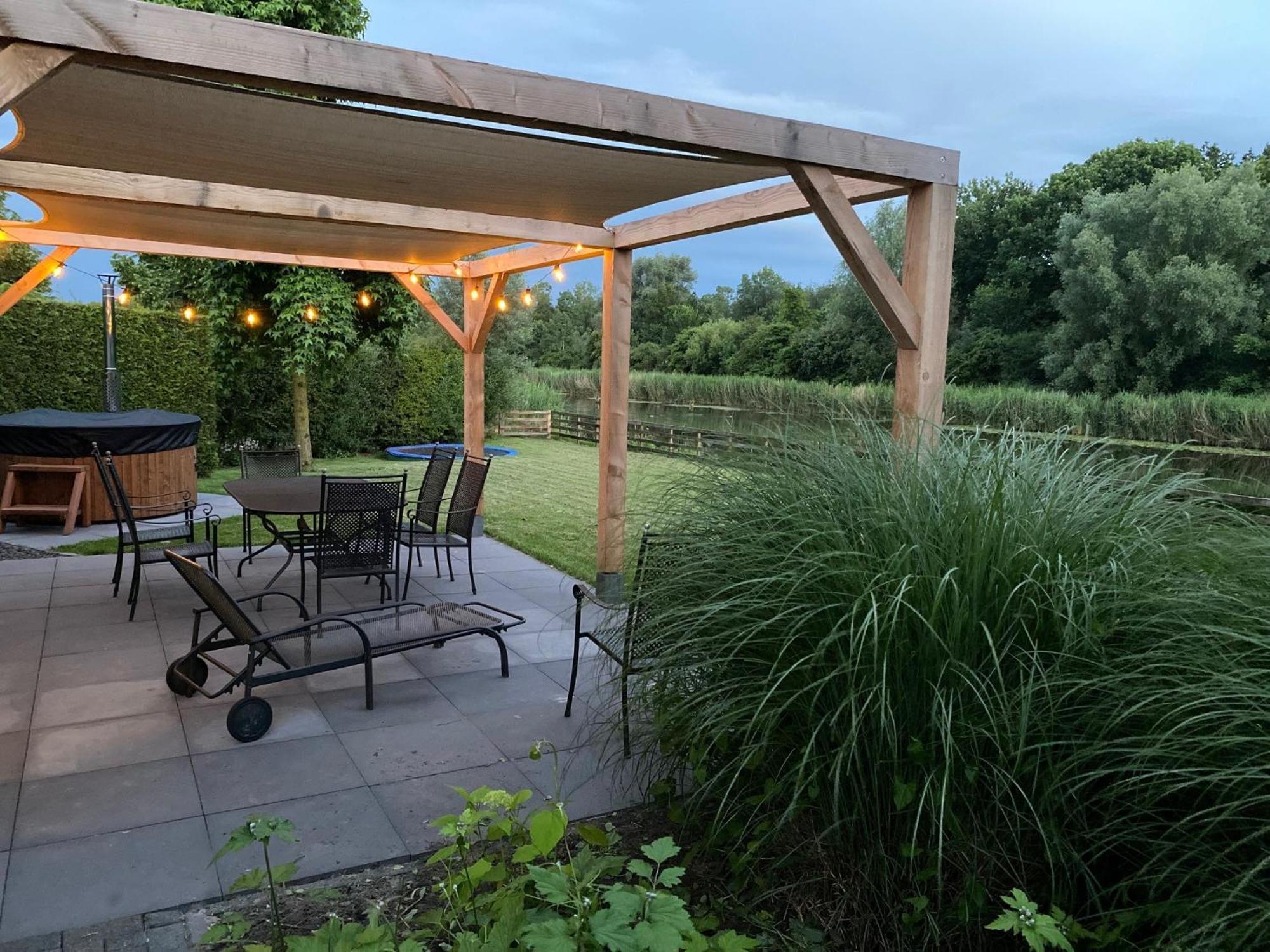 Villa Riverside Met Hottub, Eigen Aanlegsteiger, Zwemtrap, Trampoline En Kano'S Zeewolde Eksteriør billede
